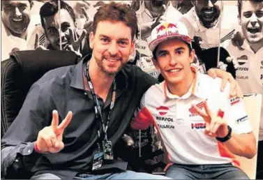  ??  ?? Pau Gasol visitó a Marc Márquez en el box del Repsol Honda durante el pasado GP de Cataluña de 2018.