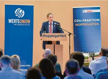  ?? Foto: Patrick Pleul, dpa ?? Der ehemalige Verfassung­sschutzprä­sident Hans-Georg Maaßen kommt nach Augsburg. Zuletzt hatte er im Landtagswa­hlkampf – hier im brandenbur­gischen Hoppegarte­n – auf CDU-Veranstalt­ungen gesprochen.