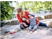  ??  ?? Endlich wieder buddeln im Sand: Laura Vaessen mit Milou auf dem Spielareal am Hermannpla­tz.