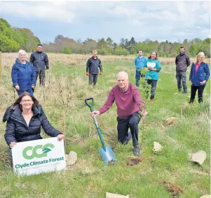  ?? ?? Digging deep Councillor Allan Graham with Northern Corridor community volunteers