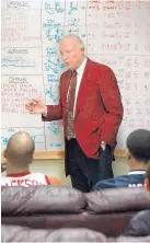  ?? JIM THOMPSON/JOURNAL FILE ?? In this 2004 photo, Lou Henson gathered his Aggies basketball team for some chalk talk before a game against the University of Denver.