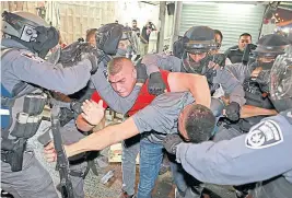  ?? Afp ?? La policía detiene a un manifestan­te en la Puerta de Damasco