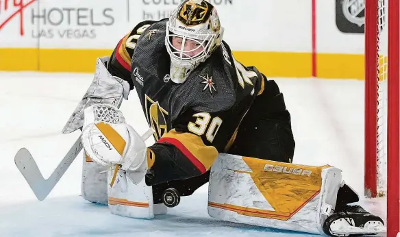  ?? Foto: ČTK ?? Konečně mezi elitou Brankář Jiří Patera zasahuje v NHL v dresu Vegas Golden Knights.