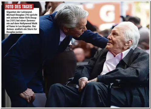  ??  ?? Giganten der Leinwand. gichael Douglas (74) spricht mit seinem Vater Kirk Douglas (101) bei einer Zeremonie auf dem Hollywood Walk of Fame in Los Angeles. Der Anlass: endlich ein Stern für Douglas junior.