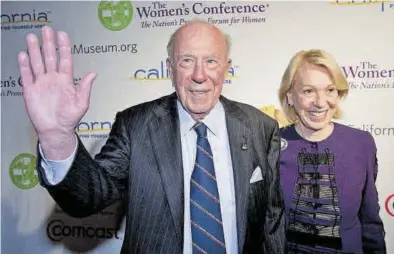  ?? PETER DA SILVA / EFE ?? George Shultz y su esposa, Charlotte Mailliard, en un acto en California en el 2010.