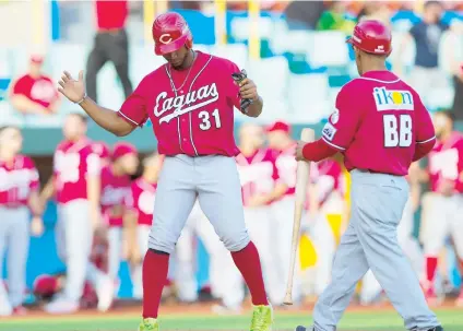  ??  ?? Jorge Padilla, de Caguas, anota la primera carrera de su equipo en el episodio de apertura, impulsado por un doblete de Randy Ruiz. Los Criollos marcaron dos en el mismo acto.