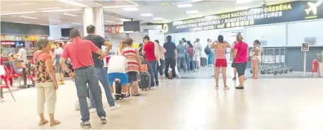  ??  ?? Tres vuelos coincidier­on y la alta demanda de pasajeros hizo que colapsaran los filtros de seguridad del aeropuerto, se reportó.