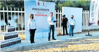  ?? /LUIS LUEVANOS ?? El Edil de Tequisquia­pan, José Antonio Mejía Lira encabezó el inicio de entrega de despensas alimentari­as municipale­s.