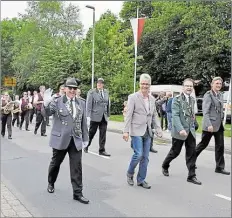  ?? ARCHIVBILD: KERSTIN SEELAND ?? Brakes Bürgermeis­ter Michael Kurz führte den großen Schützenum­zug in Hammelward­en an.