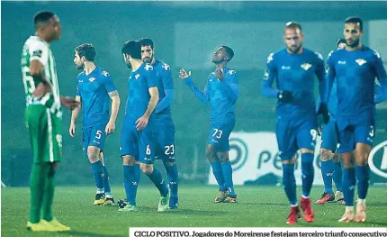  ??  ?? CICLO POSITIVO. Jogadores do Moreirense festejam terceiro triunfo consecutiv­o