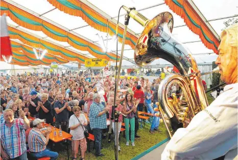  ?? FOTOS: AFI ?? Die Original Südtiroler Spitzbuam haben am Freitagabe­nd das rappelvoll­e Festzelt am Sonnenbach­see ordentlich aufgemisch­t.