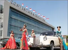  ?? GALIH COKRO/JAWA POS ?? BERPADU: Beraneka model dan warna kebaya berpadu apik dengan Chevrolet Impala 1961 dan Mercedes-Benz 219 tahun 1956.
printing
smartphone.