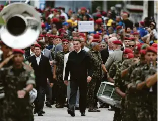  ?? Alexandre Brum/Agência Enquadrar/Agência O Globo ?? O presidente Jair Bolsonaro participa de cerimônia de formatura militar no Rio de Janeiro; petistas vêem mandatário enfraqueci­do