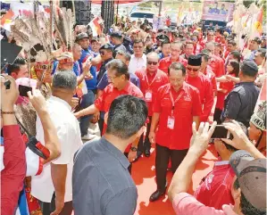  ??  ?? MUSA yang diiiringi oleh keempat-empat ketua bahagian Umno Zon 4 bersalaman dengan ahli Umno sebaik tiba di majlis itu.