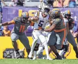  ?? La. STEPHEN LEW/USA TODAY SPORTS ?? Tennessee defensive lineman Omari Thomas, right, sacks LSU quarterbac­k Jayden Daniels on Saturday in Baton Rouge,