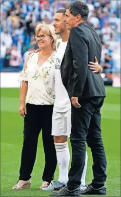  ??  ?? ORGULLO. Sus padres, Thierry y Carine, contentos con su hijo Eden.