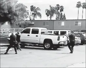  ??  ?? Imagen difundida por la policía del suburbio de El Cajón, al este de San Diego, muestra al hombre negro cuando aparenteme­nte apuntaba a los oficiales, quienes le dispararon y luego comprobaro­n que no estaba armado ■ Foto Afp