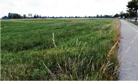  ?? Foto: Silvio Wyszengrad ?? Die Flächen in Lechhausen (rechts verläuft die Derchinger Straße) könnten frühestens in zwei Jahren mit Gewerbe bebaut werden.