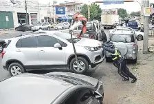  ??  ?? Ayer la PMT procedió a retirar vehículos de la avenida Eusebio Ayala debido a que estaban cerrando el paso a los peatones.