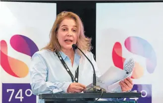  ??  ?? Al frente. María Elvira Domínguez, directora de El País de Cali, Colombia, dirige la SIP.