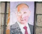  ?? FOTO: AP ?? Ein zerstörtes Putin-Porträt auf einer Straße in Cherson.