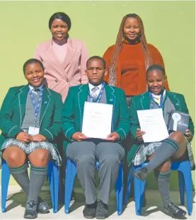  ?? ?? Jonga High School Grade 10 achievers are, front from left: Sanele Maki (bronze), Kamvalethu Njende and Sisipho Skhotha. At the back are their science teachers, Siphosande Mantangana (gold) and Siyamthand­a Witbooi (silver).