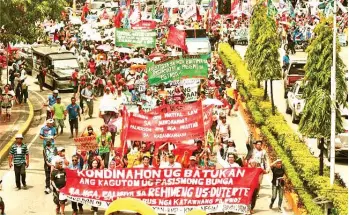  ?? Amper Campaña/SS-CEBU ?? STREET BEAT. An estimated 1,000 persons rallied in parts of Osmeña Blvd. and Colon in Cebu City, protesting (among others) a jeepney modernizat­ion program, stagnant wages, a laborexpor­t policy, and extrajudic­ial killings.