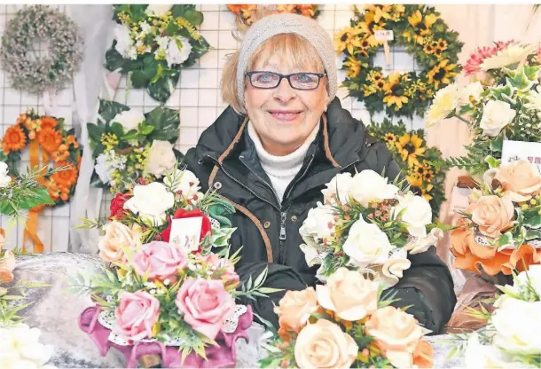  ?? FOTOS: MOLL (4) / SEGOVIA (1) ?? Der Ostertröde­l findet wieder auf der Alleestraß­e statt. Jutta Müller-Thun aus Wuppertal war 2023 mit ihrer Blumen-Werkstatt zu Besuch.