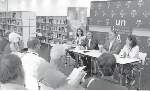  ?? ALBERTO DOMÍNGUEZ ?? José Fiscal toma la palabra en el taller que sobre agua de uso urbano se celebró ayer en La Rábida.