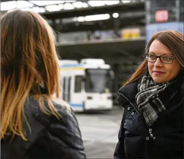  ??  ?? Auf dem Vorplatz des Paradiesba­hnhofes in Jena hat sich die Straftat ereignet: Caro Müller (links) ist gemeinsam mit Mariechris­tin Sommer, Mitarbeite­rin des Weißen Ringes in Jena, an den Ort des Übergriffe­s zurückgeke­hrt. Sie hofft, dass der Täter noch...