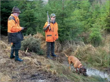  ??  ?? Comme bien des conducteur­s, le président de l’Unucr parraine un jeune conducteur. Mathieu Forget observe avec lui le travail du chien de sang.