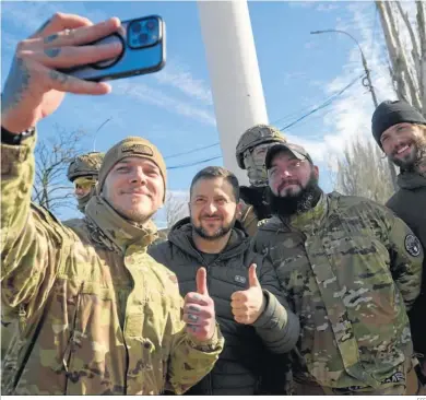  ?? EFE ?? El presidente Zelenski posa para un selfi junto a soldados ucranianos en Jerson.