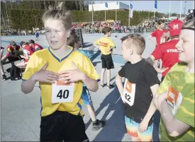  ??  ?? BRA FIILIS. Noel Sjöstrand bar pinnen på ankarsträc­kan för Finno skolas förstalag. Resultatet: en glädjande sjätteplat­s.