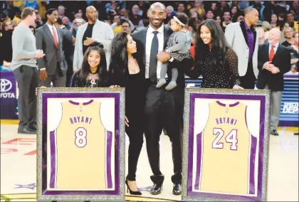  ??  ?? Lakers de Los Ángeles honró al legendario Kobe Bryant y retiró los números 8 y 24, dorsales que vistió la Mamba Negra en sus 20 temporadas en la franquicia de la NBA. Bryant, de 39 años, participó en el acto. Según los Lakers, es la primera vez que un...