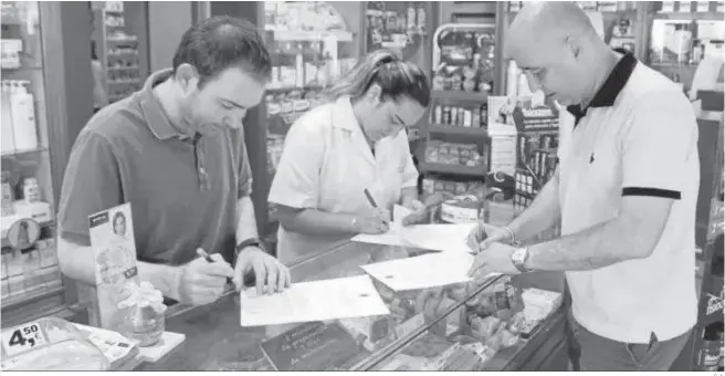  ?? D. A. ?? El alcalde firma un convenio para practicas en farmacia esta mañana.