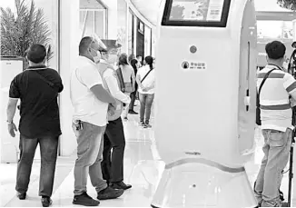  ?? PHOTOGRAPH BY JOEY SANCHEZ MENDOZA FOR THE DAILY TRIBUNE ?? TECHNOLOGY is used to the hilt in efforts to fight the coronaviru­s pandemic. Here, a robot serves as a disinfecti­on machine in a mall.