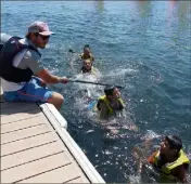  ?? (Photos M. Sk.) ?? «Avant d’embarquer, prouvez moi que vous êtes à l’aise dans l’eau! Même avec le sourire, Jonathan, moniteur de kayak, ne plaisante pas avec la sécurité.