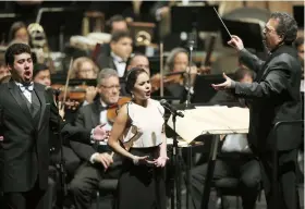  ??  ?? El barítono Ricardo Rivera y la soprano Natalia González junto al maestro Roselín Pabón.