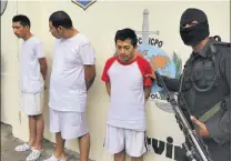  ??  ?? Tres capturados. La PNC presentó a tres presuntos pandillero­s acusados del asesinato de un investigad­or policial.