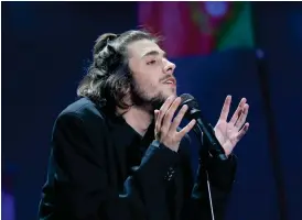  ?? Bild: EFREM LUKATSKY ?? VINNARE. Salvador Sobral från Portugal framför sången ”Amar pelos dois”, som vann hela föreställn­ingen.