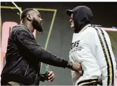  ?? FOTO: BREKKEN/AP ?? Bei der Pressekonf­erenz gingen Deontay Wilder (links) und Tyson Fury schon aufeinande­r los. Das Duell im Ring steigt in der Nacht zu Sonntag.