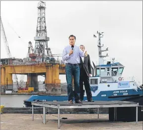  ?? EVAN VUCCI / AP ?? Mitt Romney hablando ayer en el puerto de Pascagoula (Misisipi)