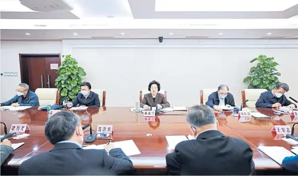  ?? ?? NEW CRISIS: Chinese vice-premier Sun Chunlan listens to experts’ opinions and suggestion­s on improving epidemic containmen­t measures at a health commission meeting yesterday.