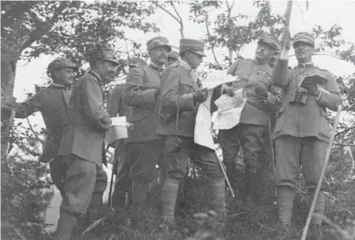  ??  ?? Nella foto qui sotto: il comandante supremo dell’esercito italiano Luigi Cadorna (secondo da destra) osserva lo scenario delle operazioni militari assieme ad alcuni ufficiali; accanto a lui (primo da destra nella foto) c’è Roberto Bencivenga, che fu...