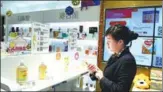  ?? LONG WEI / FOR CHINA DAILY ?? A customer selects imported items at a cross-border e-commerce experience store in Hangzhou.