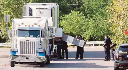  ?? REUTERS PIC ?? Police officers working on the crime scene in San Antonio, Texas, on Sunday.