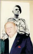  ??  ?? Le général Bigeard devant une de ces photos en militaire.