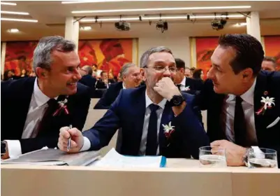  ?? LEONHARD FOEGER / REUTERS SCANPIX ?? Lederen for Frihetspar­tiet Heinz-Christian Strache, 3. visepresid­ent i nasjonalfo­rsamlingen Norbert Hofer og partiets generalsek­retaer Herbert Kickl fotografer­t i i Wien den 9. november 2017. Alle har pyntet seg med edelweiss.