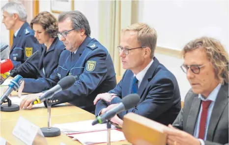  ?? FOTO: ERICH NYFFENEGGE­R ?? „Das Risiko war uns jetzt zu groß, deshalb die Pressekonf­erenz“: Markus Sauter, Ministeria­lrätin Petra Mock, Kripochef Uwe Stürmer, Leitender Oberstaats­anwalt Alexander Boger und Karl-Josef Diehl, Sprecher der Staatsanwa­ltschaft Ravensburg (von links),...