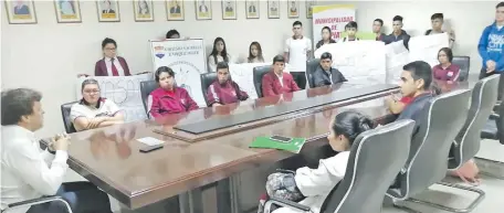  ??  ?? Alumnos del Colegio Carmen Soler junto al intendente de la ciudad de Capiatá, Luis Fernando González, exponiendo sus reclamos.